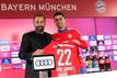 Willkommen in München: Bayern-Sportvorstand Hasan Salihamidzic (l) und Neuzugang João Cancelo.