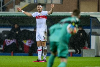 Der Stuttgarter Konstantinos Mavropanos schoss ein kurioses Eigentor. Der Stuttgarter Konstantinos Mavropanos schoss ein kurioses Eigentor.