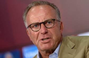 Verteidigt Manuel Neuer nach seiner Ski-Verletzung: Karl-Heinz Rummenigge. Verteidigt Manuel Neuer nach seiner Ski-Verletzung: Karl-Heinz Rummenigge.