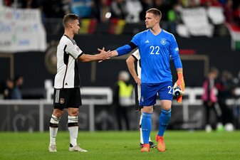 Deutschlands Torhüter Marc-Andre ter Stegen (r) klatscht nach dem Spiel mit Joshua Kimmich ab. Deutschlands Torhüter Marc-Andre ter Stegen (r) klatscht nach dem Spiel mit Joshua Kimmich ab.