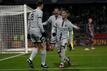 Fabian Ruiz (l) von Paris Saint-Germain jubelt mit seinen Teamkollegn über sein Tor zur 1:0-Führung.