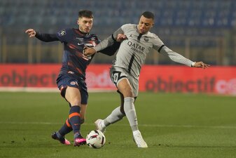 Motpelliers Leo Leroy (l) im Zweikampf mit dem Pariser Kylian Mbappe. Motpelliers Leo Leroy (l) im Zweikampf mit dem Pariser Kylian Mbappe.