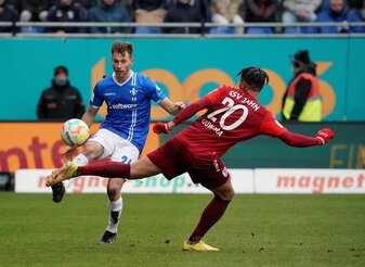 Darmstadts Matthias Bader (l) und Regensburgs Leon Guwara (r) kämpfen um den Ball. Nun wird Bader lange fehlen. Darmstadts Matthias Bader (l) und Regensburgs Leon Guwara (r) kämpfen um den Ball. Nun wird Bader lange fehlen.