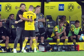 BVB-Trainer Edin Terzic umarmt Marco Reus bei einem Wechsel. BVB-Trainer Edin Terzic umarmt Marco Reus bei einem Wechsel.