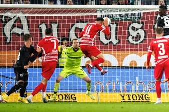 Torschütze Mergim Berisha vom FC Augsburg (r) trifft zum 1:0. Torschütze Mergim Berisha vom FC Augsburg (r) trifft zum 1:0.