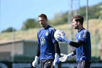 Torwart Manuel Neuer und Torwart Kevin Trapp (r) beim Training des Nationalteams. Torwart Manuel Neuer und Torwart Kevin Trapp (r) beim Training des Nationalteams.
