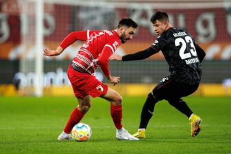 Dion Beljo vom FC Augsburg (l) und Adam Hlozek von Bayer Leverkusen. Dion Beljo vom FC Augsburg (l) und Adam Hlozek von Bayer Leverkusen.