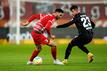 Dion Beljo vom FC Augsburg (l) und Adam Hlozek von Bayer Leverkusen.