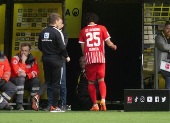 Freiburgs Kiliann Sildillia (r) musste beim Spiel in Dortmund schon in der 17. Minute mit Gelb-Rot vom Platz. Freiburgs Kiliann Sildillia (r) musste beim Spiel in Dortmund schon in der 17. Minute mit Gelb-Rot vom Platz.
