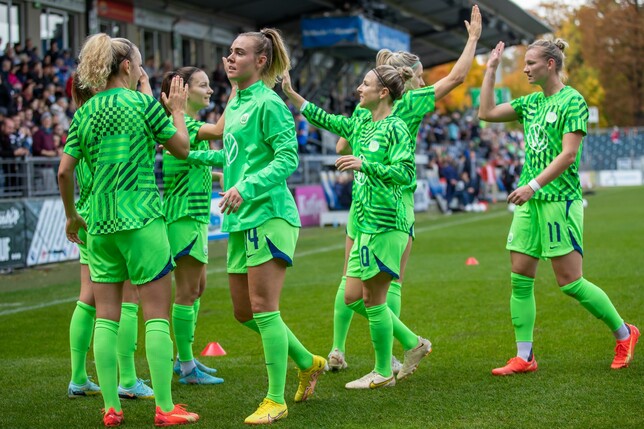 Die Wölfinnen um Alexandra Popp (r) gewannen in Freiburg mit 4:0.