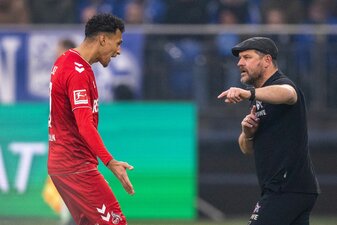 Zum zweiten Mal musste FC-Coach Steffen Baumgart (r) Neuzugang Davie Selke vorzeitig auswecheln. Zum zweiten Mal musste FC-Coach Steffen Baumgart (r) Neuzugang Davie Selke vorzeitig auswecheln.
