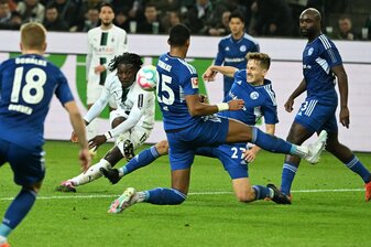 Zwei Schalker werfen sich in den Schuss von Mönchengladbachs Manu Koné. Zwei Schalker werfen sich in den Schuss von Mönchengladbachs Manu Koné.