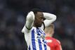 Hertha BSCs Dodi Lukebakio mit einer sinnbildlichen Pose nach der Derby-Niederlage im Derby gegen Union Berlin. Foto: Maja Hitij/Getty Images