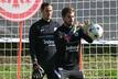 Frankfurts Torwart Kevin Trapp (r) steht beim Training vor Torwartkollege Jens Grahl.