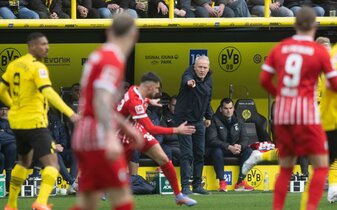 Freiburgs Trainer Christian Streich steht in Dortmund an der Seitenlinie und coacht seine Elf. Freiburgs Trainer Christian Streich steht in Dortmund an der Seitenlinie und coacht seine Elf.