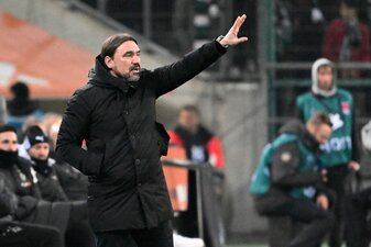 Mönchengladbachs Cheftrainer Daniel Farke gibt seinen Spielern während einer Partie Anweisungen. Mönchengladbachs Cheftrainer Daniel Farke gibt seinen Spielern während einer Partie Anweisungen.