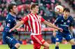 Unions Kevin Behrens (r) behauptet den Ball im Zweikampf vor dem Mainzer Stefan Bell (l).