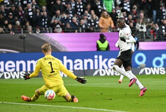 Frankfurts Randal Kolo Muani (r) erzielt das Tor zum 2:0 gegen Herthas Torwart Oliver Christensen. Frankfurts Randal Kolo Muani (r) erzielt das Tor zum 2:0 gegen Herthas Torwart Oliver Christensen.