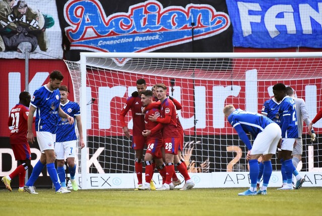 Hamburgs Ludovit Reis (M, Nr.14) jubelt nach seinem Tor zum 1:0 gegen Hansa Rostock mit seinen Teamkollegen.