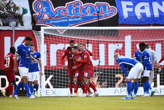 Hamburgs Ludovit Reis (M, Nr.14) jubelt nach seinem Tor zum 1:0 gegen Hansa Rostock mit seinen Teamkollegen. Hamburgs Ludovit Reis (M, Nr.14) jubelt nach seinem Tor zum 1:0 gegen Hansa Rostock mit seinen Teamkollegen.