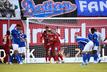 Hamburgs Ludovit Reis (M, Nr.14) jubelt nach seinem Tor zum 1:0 gegen Hansa Rostock mit seinen Teamkollegen.