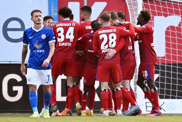Die Hamburger Spieler feiern das 1:0 bei Hansa Rostock.