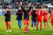 Thomas Müller und seine Teamkollegen feiern den Bayern-Sieg in Wolfsburg.