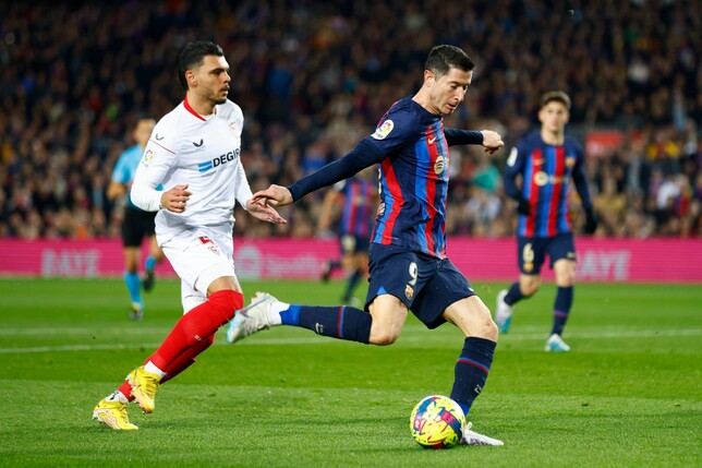 Robert Lewandowski (r) setzte sich mit dem FC Barcelona souverän gegen den FC Sevilla durch.