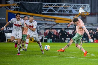 Bremens Jens Stage (r) erzielt das Tor zur 1:0-Führung beim VfB Stuttgart. Bremens Jens Stage (r) erzielt das Tor zur 1:0-Führung beim VfB Stuttgart.