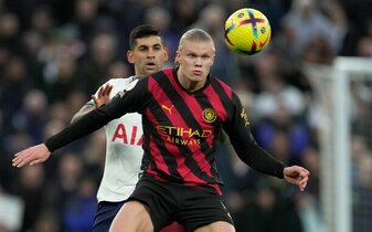 City-Stürmer Erling Haaland (vorne) schirmt den Ball vor Tottenhams Cristian Romero ab. City-Stürmer Erling Haaland (vorne) schirmt den Ball vor Tottenhams Cristian Romero ab.