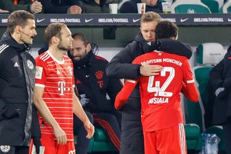 Bayerns Cheftrainer Julian Nagelsmann umarmt Jamal Musiala bei dessen Auswechslung. Bayerns Cheftrainer Julian Nagelsmann umarmt Jamal Musiala bei dessen Auswechslung.