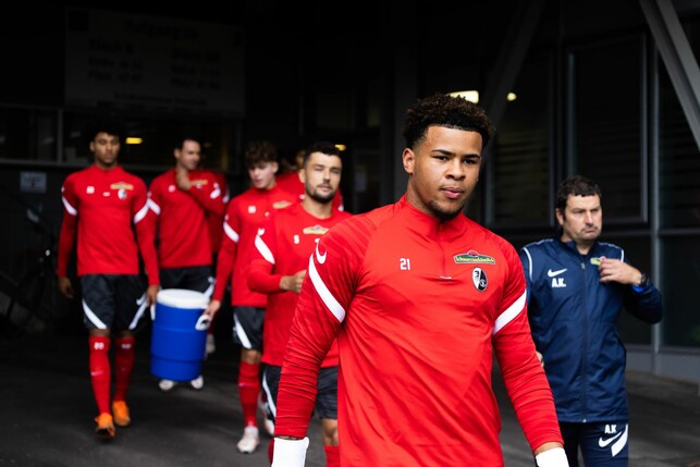 Wird im DFB-Pokal gegen den SV Sandhausen das Freiburger Tor hüten: Noah Atubolu (21).