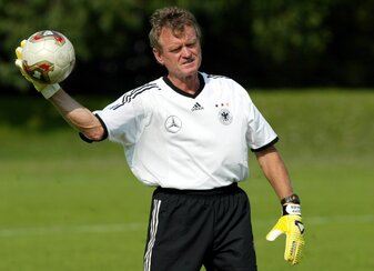 Ergreift Partei für Manuel Neuer: Sepp Maier. Ergreift Partei für Manuel Neuer: Sepp Maier.