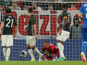 ter Stegen rutscht beim 1:3 der Ball durch die Beine (Quelle: FIRO/SID-IMAGES)
<br>© 2016 SID ter Stegen rutscht beim 1:3 der Ball durch die Beine (Quelle: FIRO/SID-IMAGES)
<br>© 2016 SID