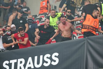 Zwei Teilnehmer an den Fußball-Krawallen im September 2022 wurden vom Kölner Amtsgericht schuldig gesprochen worden. Zwei Teilnehmer an den Fußball-Krawallen im September 2022 wurden vom Kölner Amtsgericht schuldig gesprochen worden.