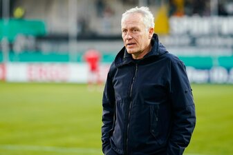Lässt Noah Atubolu beim SV Sandhausen für Stammkeeper Mark Flekken spielen: Trainer Christian Streich kommt ins Stadion. Lässt Noah Atubolu beim SV Sandhausen für Stammkeeper Mark Flekken spielen: Trainer Christian Streich kommt ins Stadion.
