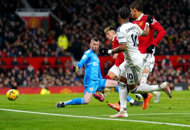 Ein Eigentor von Raphael Varane brachte Manchester United gegen Leeds mit zwei Toren in Rückstand.