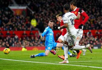 Ein Eigentor von Raphael Varane brachte Manchester United gegen Leeds mit zwei Toren in Rückstand. Ein Eigentor von Raphael Varane brachte Manchester United gegen Leeds mit zwei Toren in Rückstand.