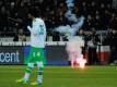 Auch Pyrotechnik flog beim Derby aus einer Wolfsburger Fangruppe auf den Platz. Foto: Peter Steffen
<br>
<br>
<br>dpa-infocom GmbH