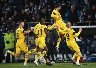 Dortmunds Emre Can (o) bejubelt sein Tor zum 0:1. Dortmunds Emre Can (o) bejubelt sein Tor zum 0:1.