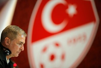 Der türkische Nationaltrainer Stefan Kuntz ist tief geschockt nach der Erdbeben-Katastrophe. Der türkische Nationaltrainer Stefan Kuntz ist tief geschockt nach der Erdbeben-Katastrophe.