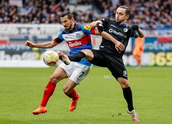 Der Kieler Steven Skrzybski (l) wird von Baris Atik attackiert. Der Kieler Steven Skrzybski (l) wird von Baris Atik attackiert.