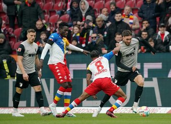 Mainz und Augsburg lieferten sich ein intensives Duell. Mainz und Augsburg lieferten sich ein intensives Duell.