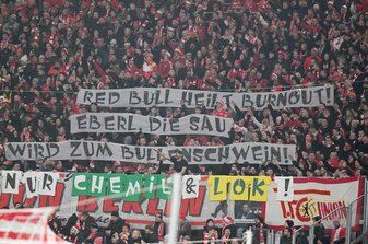 Fans von Union Berlin halten Banner gegen Eberl. Fans von Union Berlin halten Banner gegen Eberl.