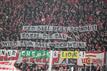 Fans von Union Berlin halten Banner gegen Eberl.