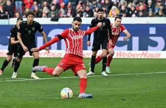 Freiburgs Vincenzo Grifo verwandelt einen Strafstoß zum 1:1. Freiburgs Vincenzo Grifo verwandelt einen Strafstoß zum 1:1.