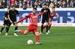 Freiburgs Vincenzo Grifo verwandelt einen Strafstoß zum 1:1.