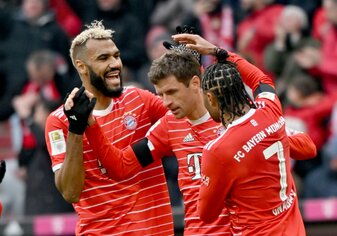 Thomas Müller (M) feiert seinen Treffer mit Eric Maxim Choupo-Moting (l) und Serge Gnabry (r). Thomas Müller (M) feiert seinen Treffer mit Eric Maxim Choupo-Moting (l) und Serge Gnabry (r).