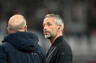 Leipzigs Trainer Marco Rose (r) sieht die vielen VAR-Eingriffe kritisch. Leipzigs Trainer Marco Rose (r) sieht die vielen VAR-Eingriffe kritisch.