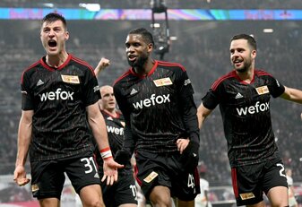 Der 1. FC Union Berlin um Torschütze Robin Knoche (l) ist derzeit erster Bayern-Verfolger. Der 1. FC Union Berlin um Torschütze Robin Knoche (l) ist derzeit erster Bayern-Verfolger.